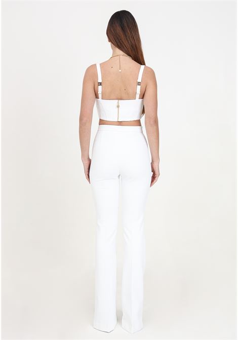 Pantaloni da donna bianchi a zampa con charm logo in metallo dorato ELISABETTA FRANCHI | PA02641E2360
